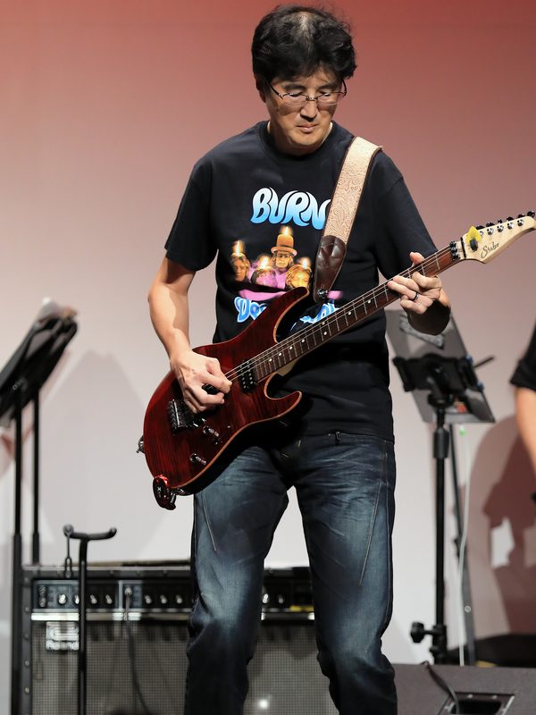 発表会でエレキギターを弾く生徒さん